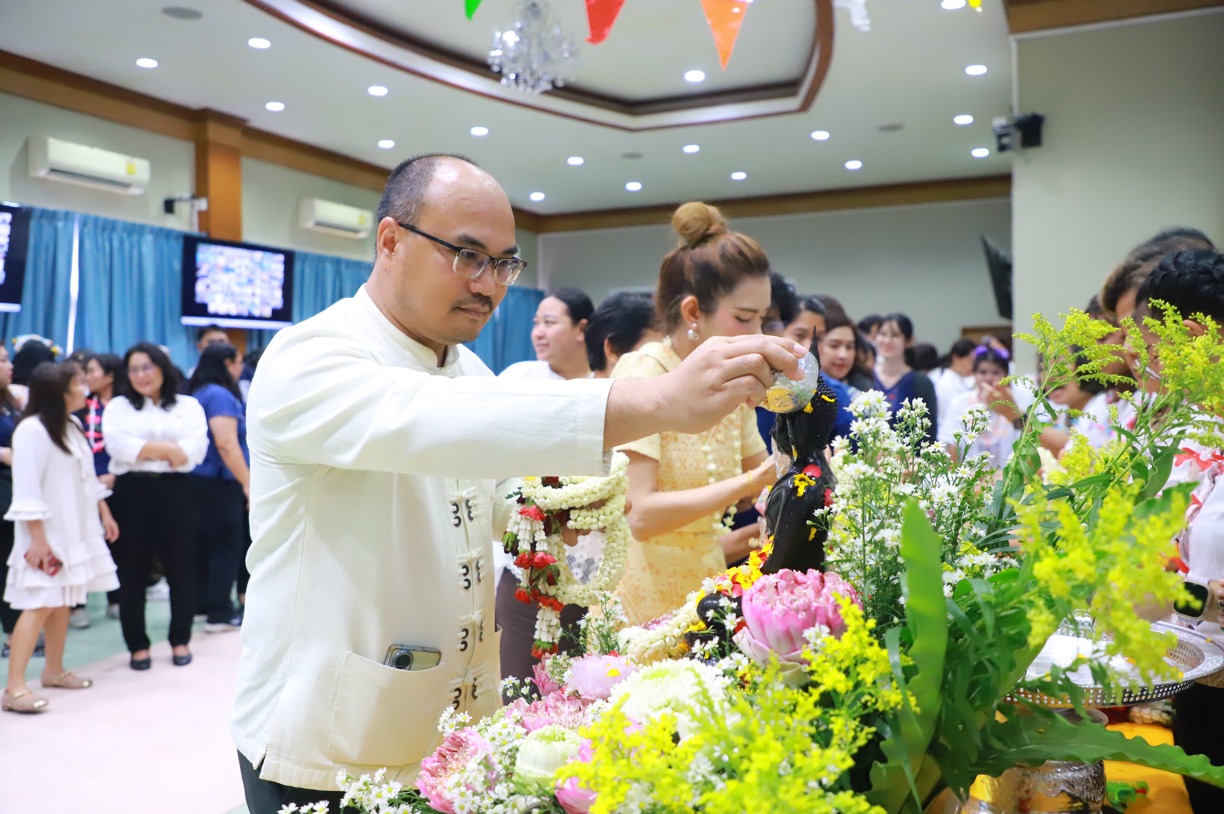 title - ชุ่มฉ่ำ! ชาว ส.ป.ก. ร่วมสรงน้ำพระพุทธรูป และรดน้ำขอพรผู้บริหาร เนื่องในประเพณีวันสงกรานต์ ประจำปี 2569 บรรยากาศเต็มไปด้วยความชื่นมื่นชุ่มฉ่ำ